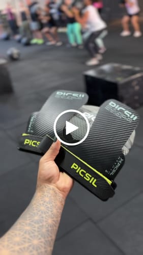 Customer video review of Hawk Grips No Chalk