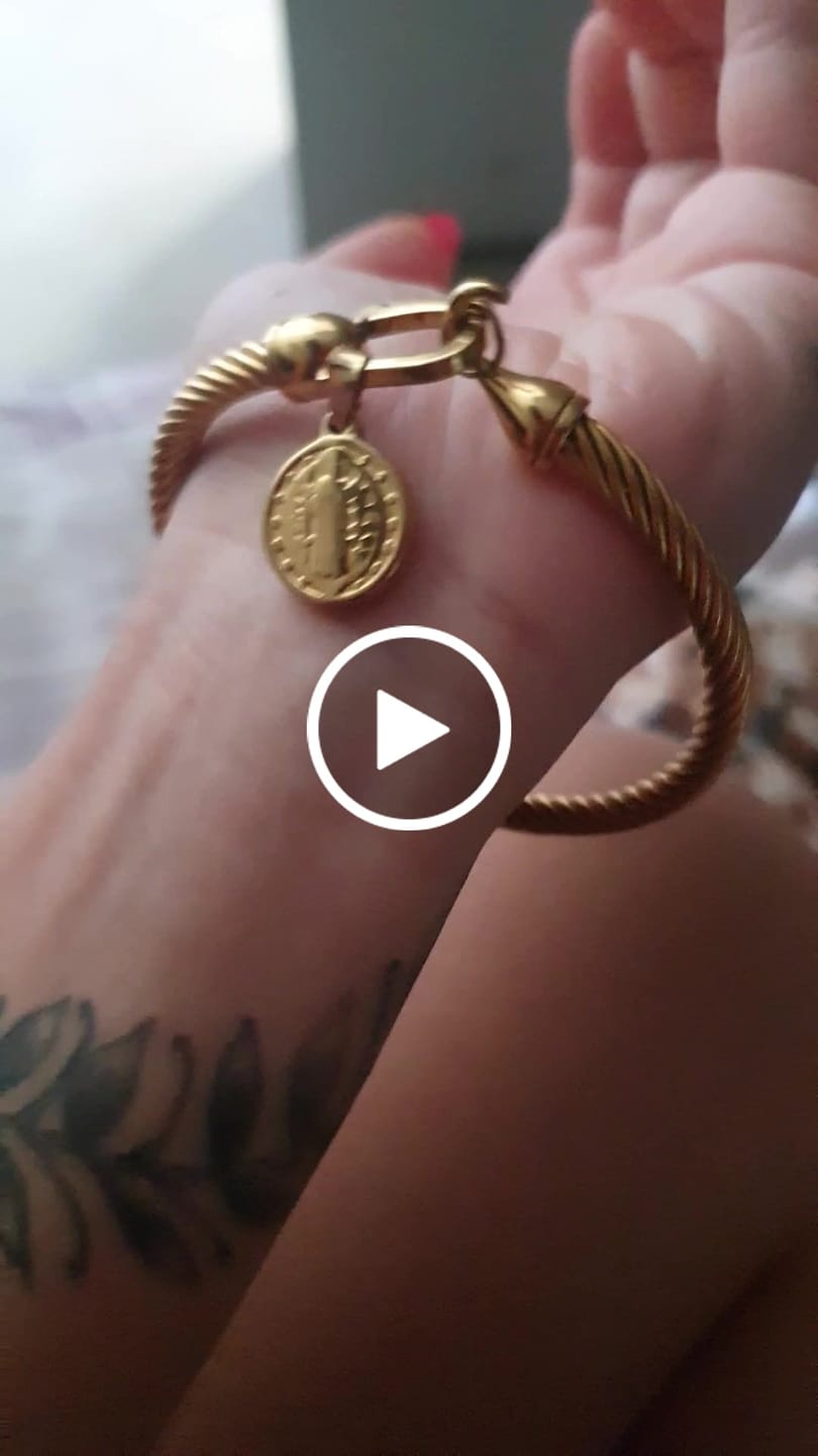Customer video review of Bracelete Pingente São Bento Banhado em Ouro 18K