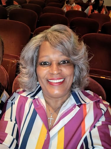 Customer photo review of Luvwin 5x5 Lace Salt & Pepper Side-Part Layered Bob with Natural Waves 100% Human Hair For Mature Women