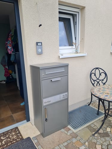 Customer photo review of AlbersDesign Stand-Paketbox PB1 Graualuminium (RAL9007) personalisiert mit Edelstahl-Schild