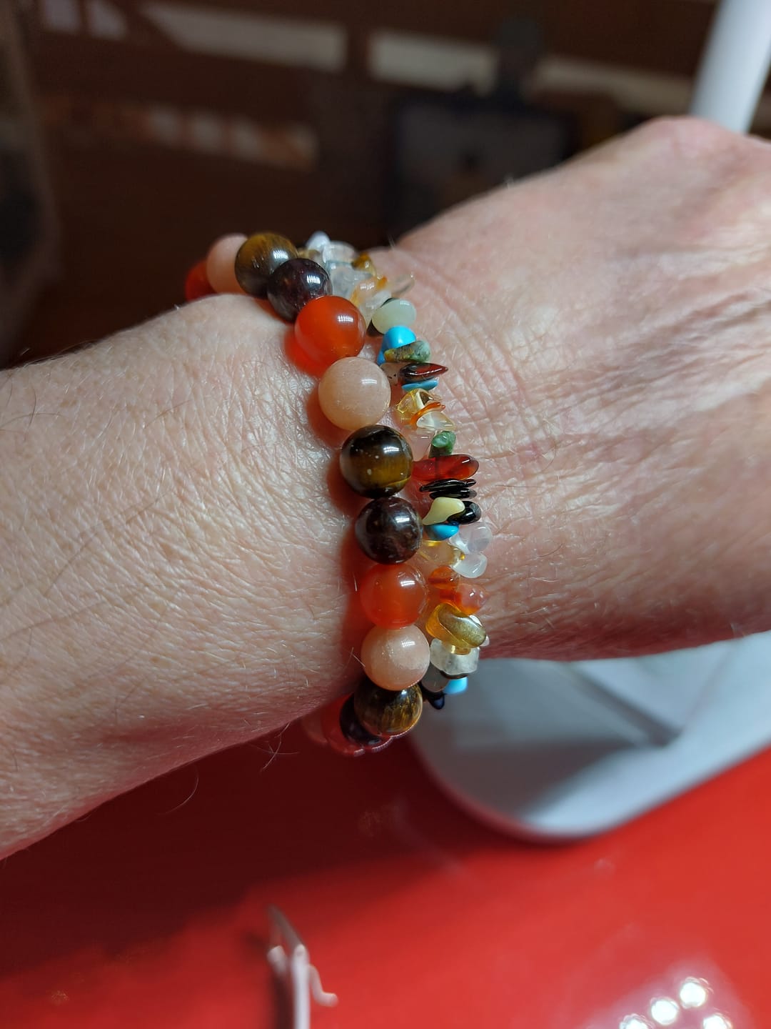 Customer photo review of Bracelet "Chance & Joie" en Oeil de Tigre, Pierre de Soleil, Cornaline & Grenat