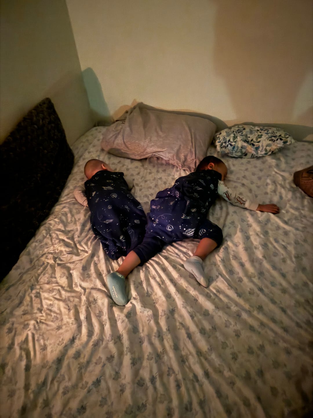 Customer photo review of 4 Season® Baby Sleep Bag with Feet, Merino Wool & Organic Cotton, Space - GLOW IN THE DARK