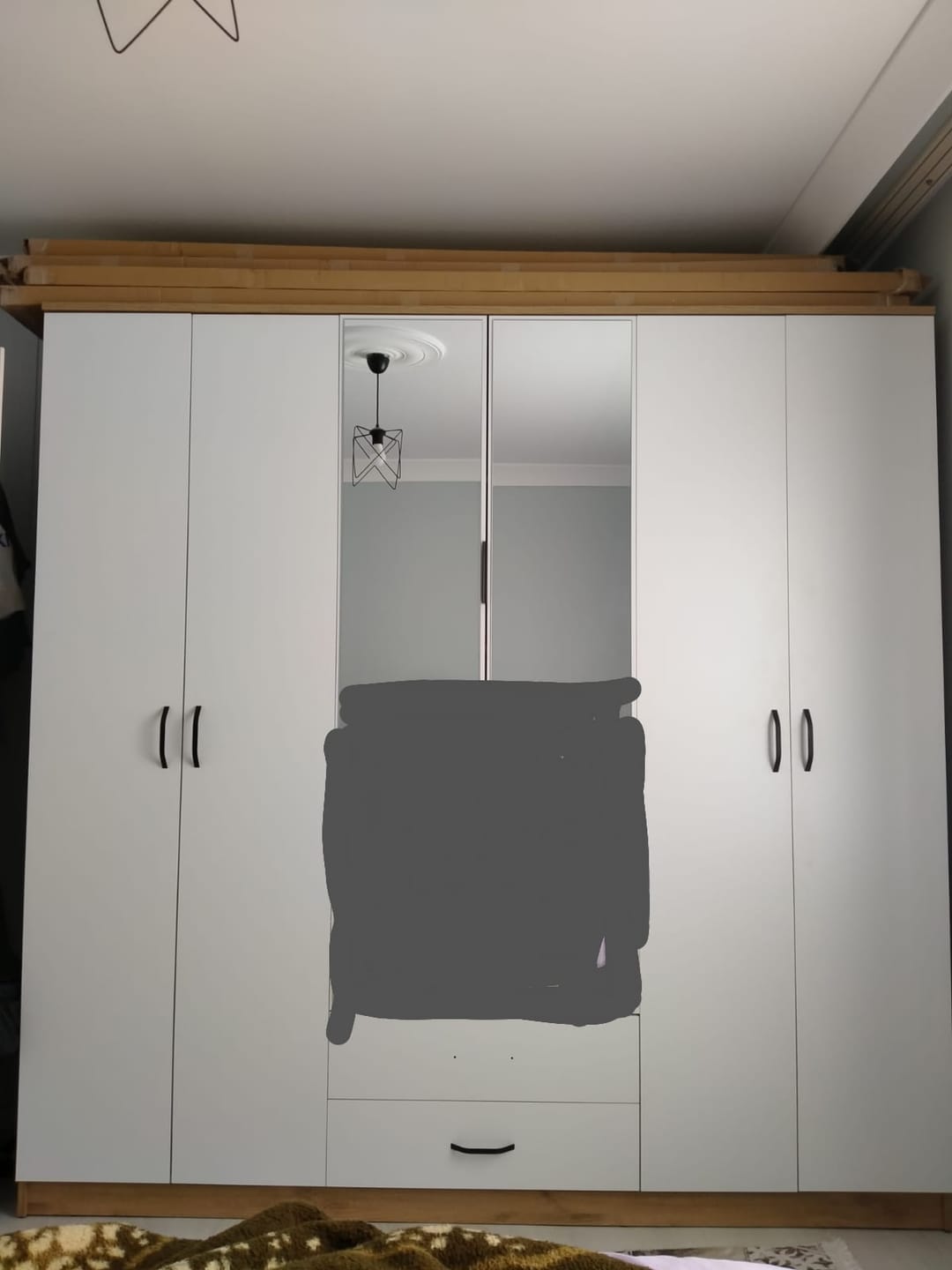 Customer photo review of Rani BA130 Geniş Gardırop Elbise Dolabı Aynalı Kapaklı 2 Çekmeceli 5 Raflı 3 Askılı Sepet Ceviz - Beyaz