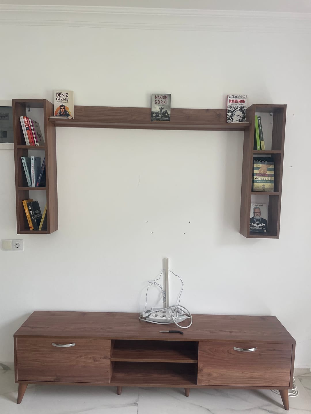 Customer photo review of Rani A9 Duvar Raflı Tv Ünitesi Kitaplıklı Tv Sehpası Duvara Monte Raflı Modern Ayaklı 180 cm Minyatür Ceviz M5