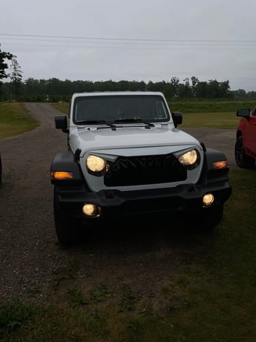 Customer photo review of Shark Grille - White & Black for 18-23 Jeep Wrangler JL & Gladiator JT w/o TrailCam