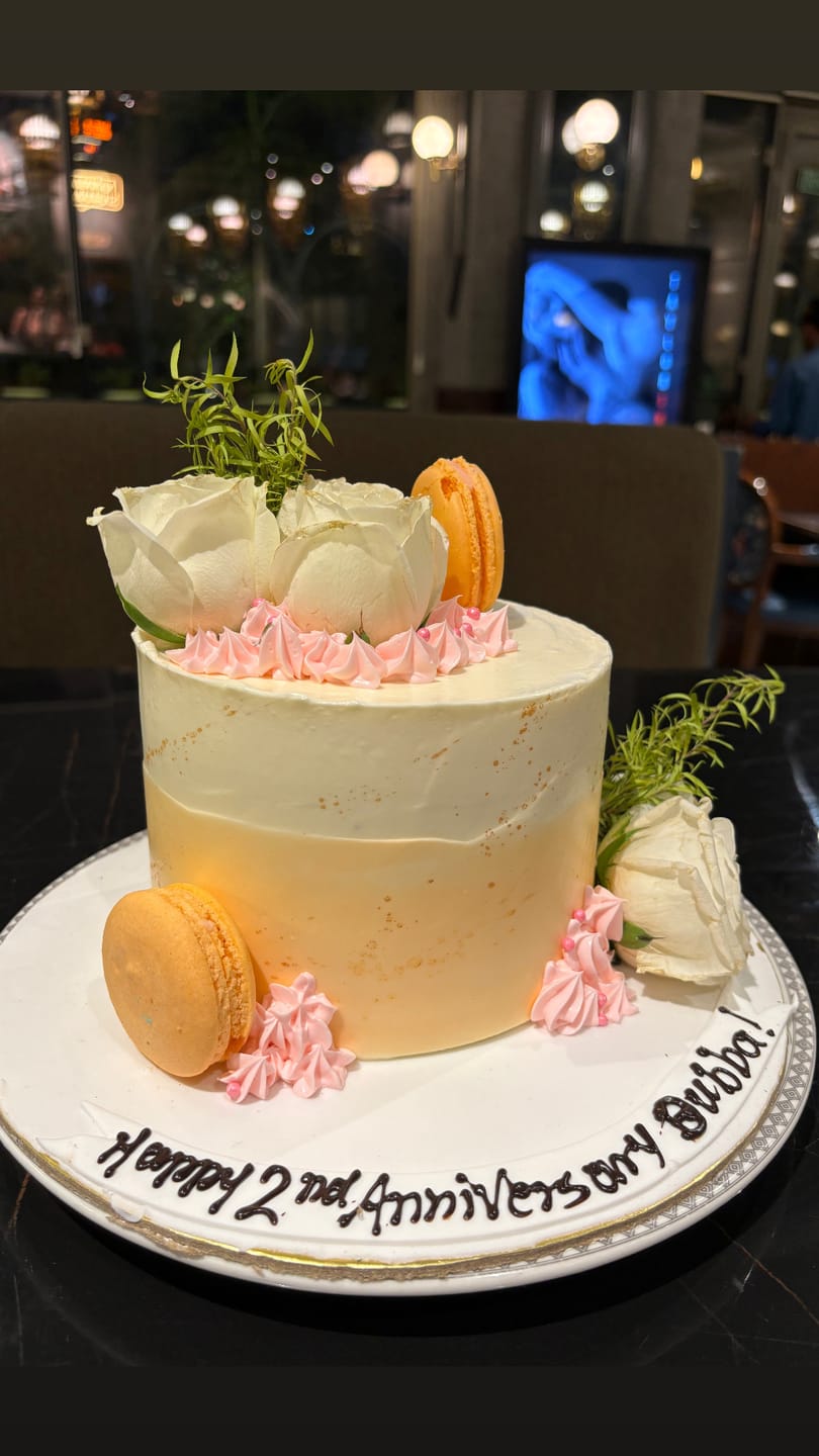 Customer photo review of Macaron Splash Cake