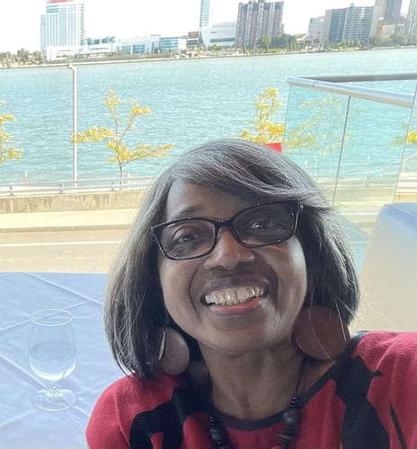 Customer photo review of Luvwin Salt And Pepper Full Machine Made Bang Wig With Small Lace