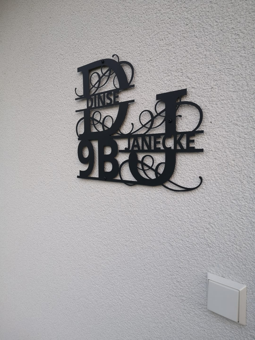 Customer photo review of Hausnummern-Monogramm zweizeilig mit Namensinitialien und kompletten Vor-und Nachnamen (personalisierbar)