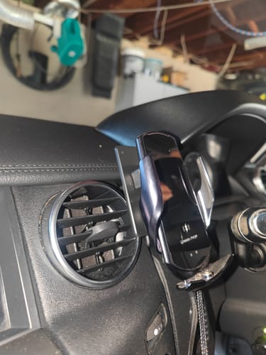 Customer photo review of ClicOn No Holes Dash Mount for Land Rover Discovery 4 10-14