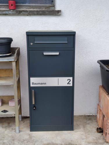 Customer photo review of AlbersDesign Stand-Paketbox PB1 anthrazit (RAL7016) personalisiert mit Edelstahl-Schild