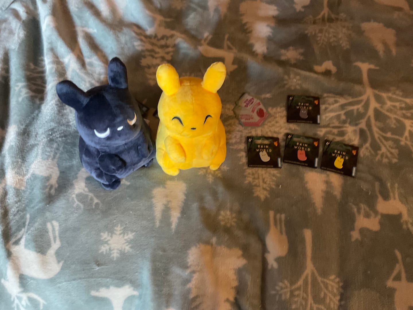 Customer photo review of Rain World - Survivor Marshmallow Mini Pin