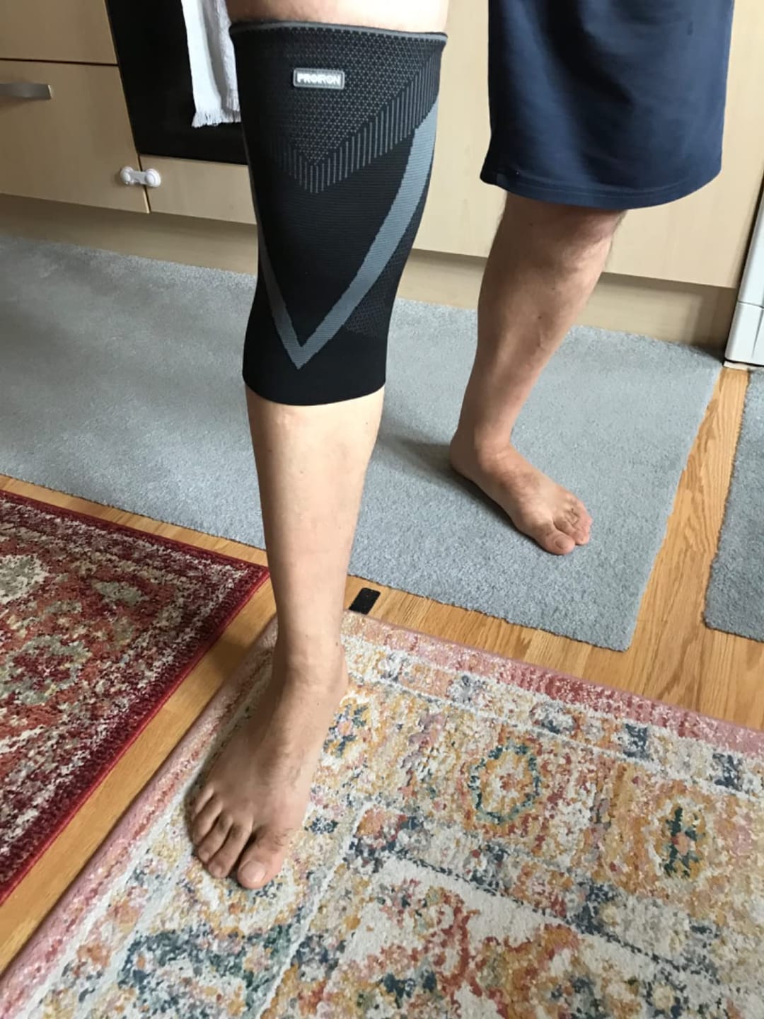 Customer photo review of Rodillera de Compresión con Gel y Estabilizadores en forma de V Negro con Gris