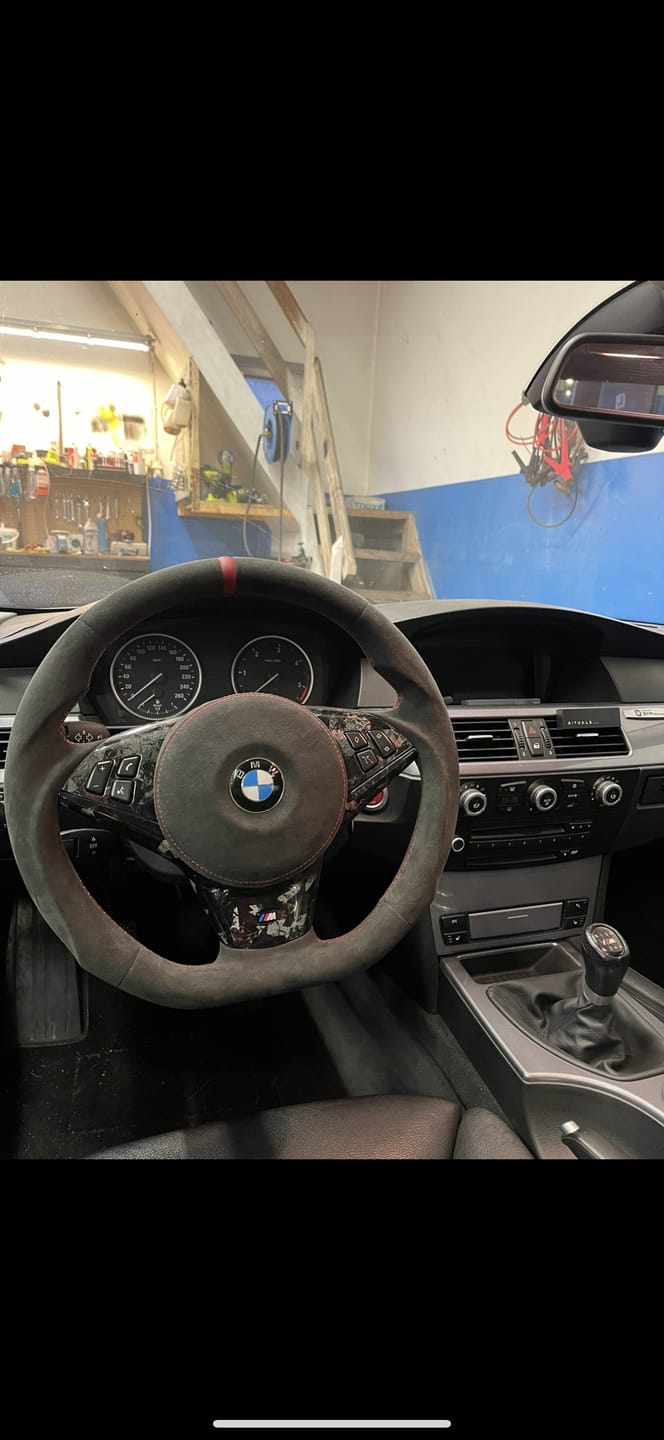 Customer photo review of BMW E60, E61 Alcantara Ratt Rød Detaljer Forged Carbon