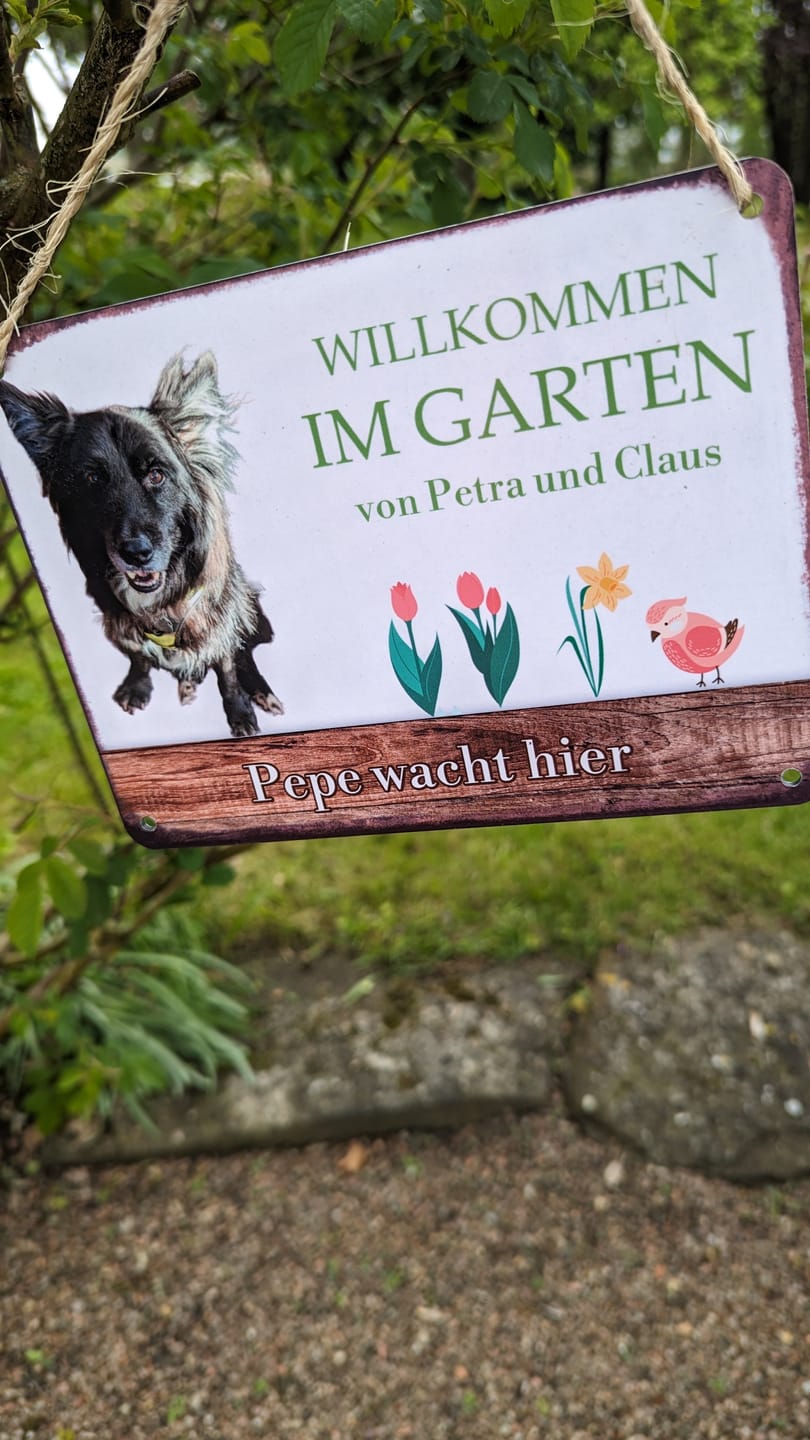 Customer photo review of Hunde Garten-Schild personalisiert mit Foto & Text (UV- und wetterfest)