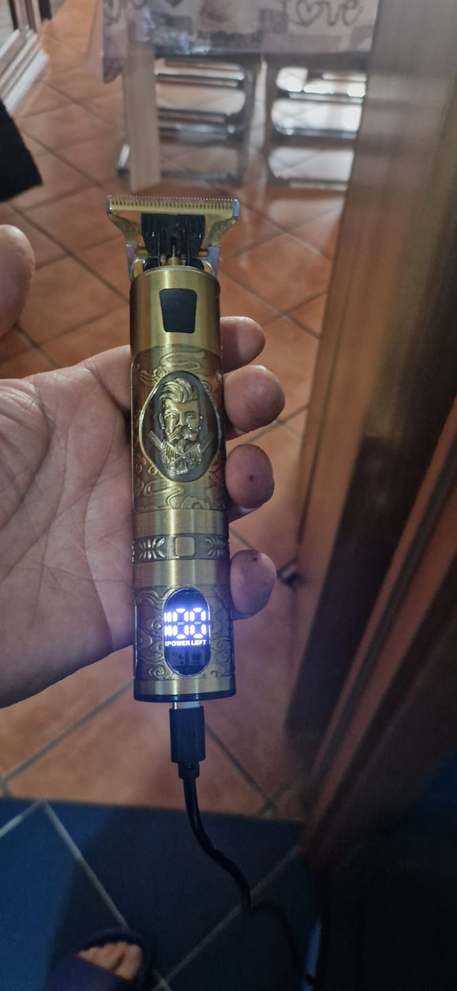 Customer photo review of Rasoio elettrico digitale con display integrato resistente all'acqua