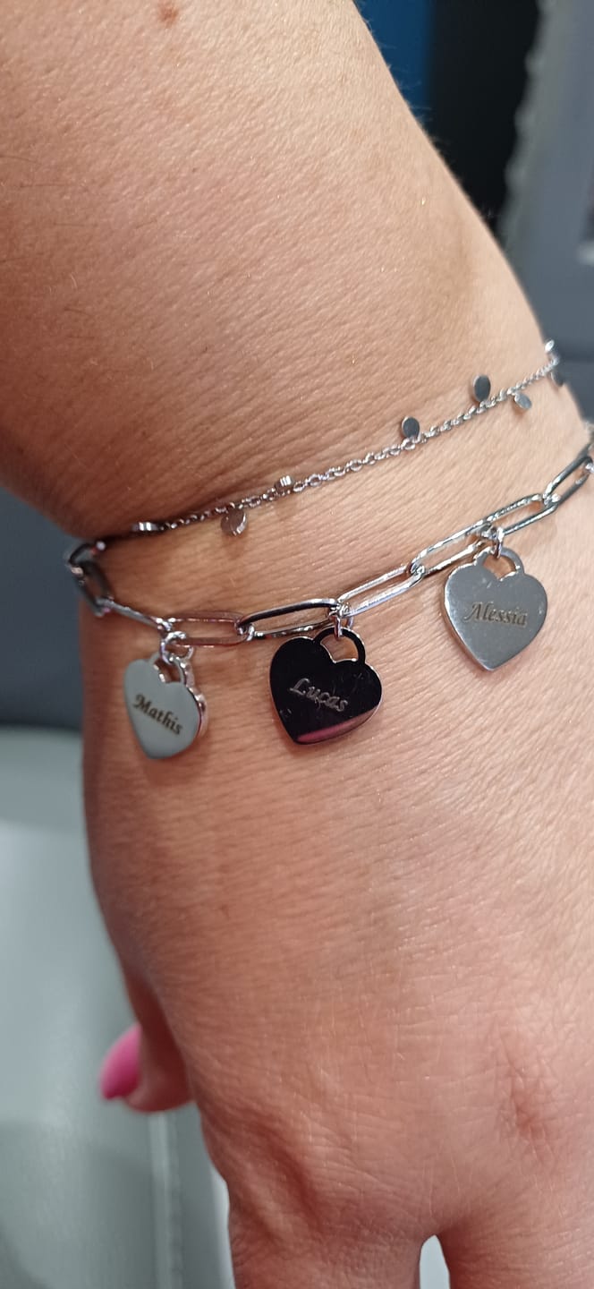 Customer photo review of Bracelet Personnalisé à Cœurs Multiples