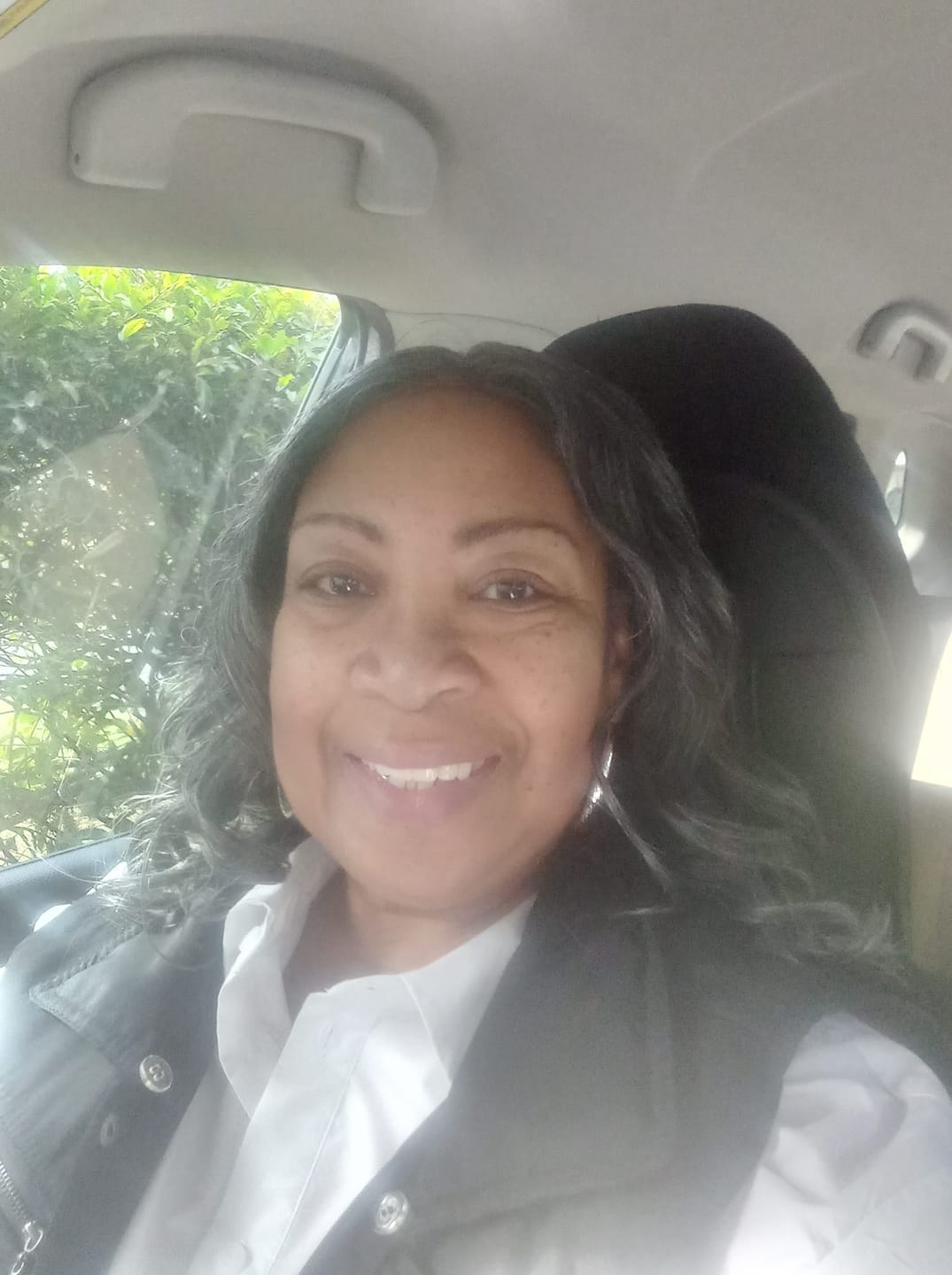Customer photo review of Luvwin 5x5 Salt & Pepper Body Wave Glueless Bob Wig 100% Human Hair