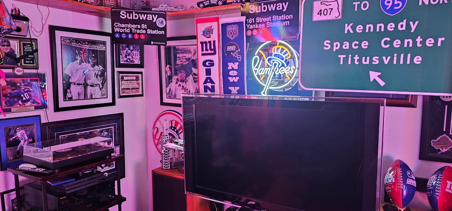 Customer photo review of New York Yankees "BAT AND HAT" 3D Vintage Metal Wall Art
