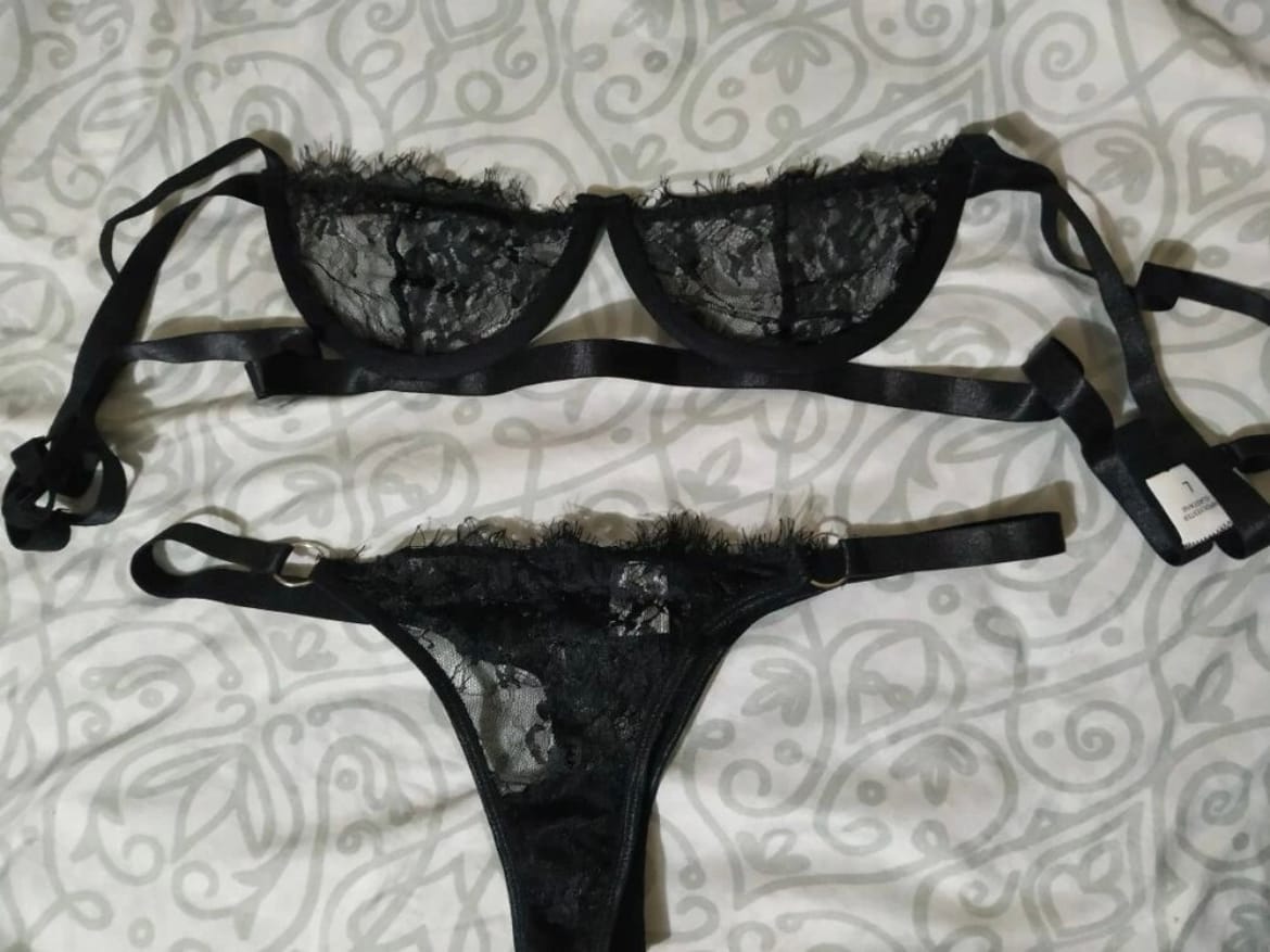 Customer photo review of Lexi Negro Conjunto de lencería