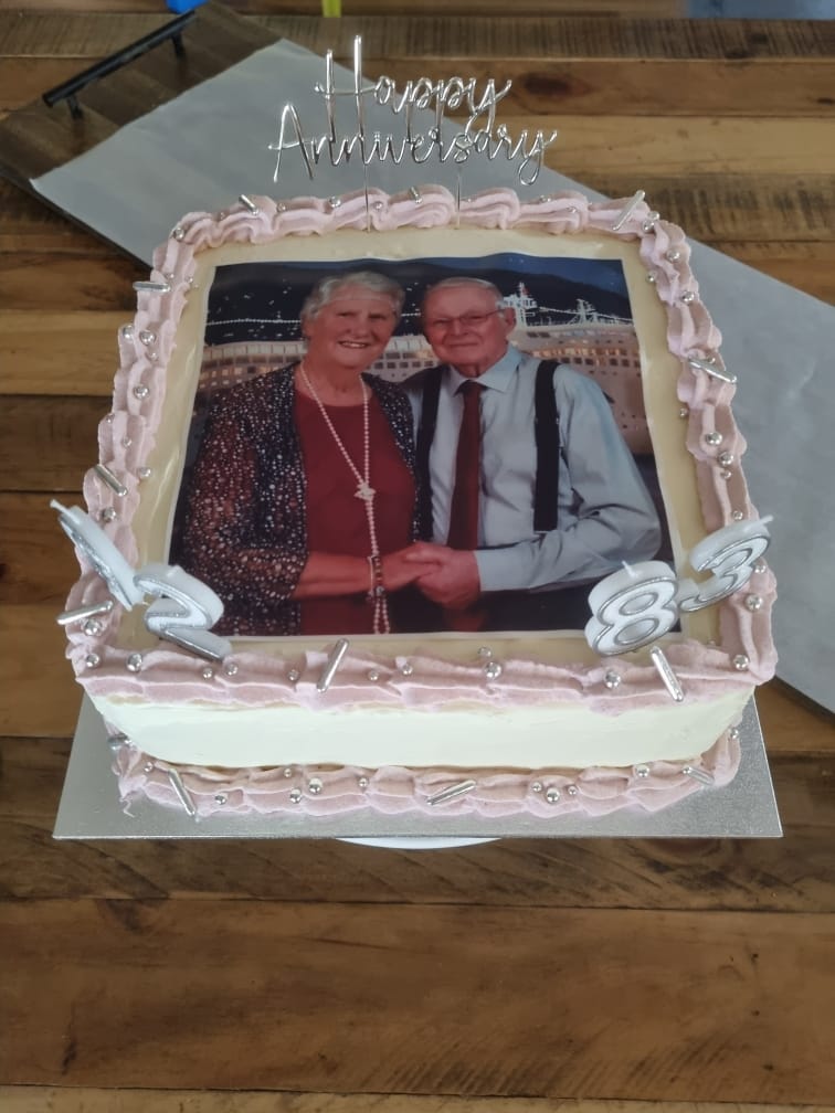 Customer photo review of 19 cm x 19 cm Square Pre-cut Custom Edible Icing Image