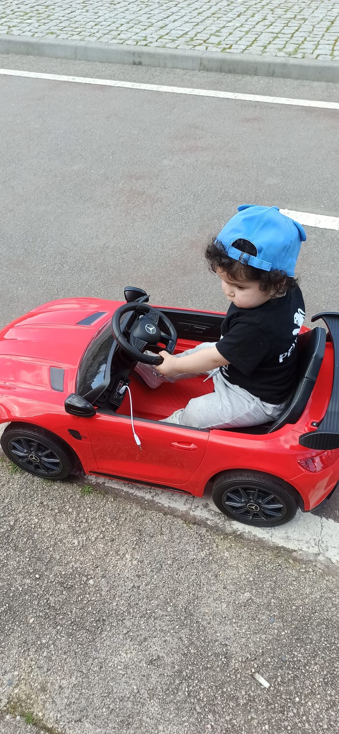 Customer photo review of Carro Elétrico para Criança MERCEDES GTR MINI 12v Vermelho c/ RODAS DE BORRACHA & ASSENTO EM PELE