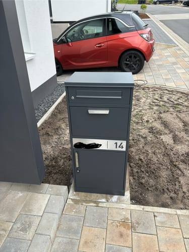 Customer photo review of AlbersDesign Stand-Paketbox PB1 anthrazit (RAL7016) personalisiert mit Edelstahl-Schild