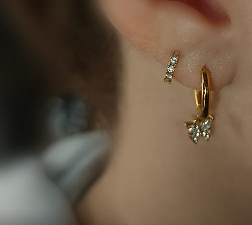 Customer photo review of Mini Huggie Hoop Ohrringe Gold