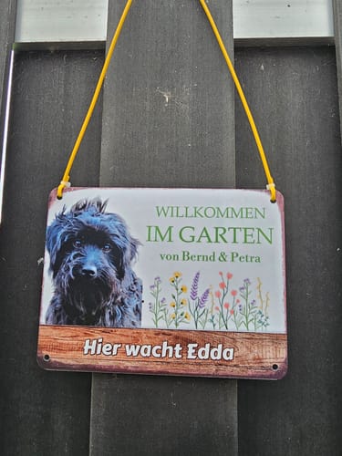 Customer photo review of Hunde Garten-Schild personalisiert mit Foto & Text (UV- und wetterfest)