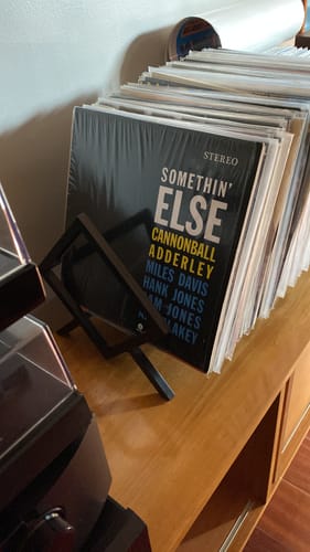 Customer photo review of Porta Vinilos 50 │LUXE Metal BLACK