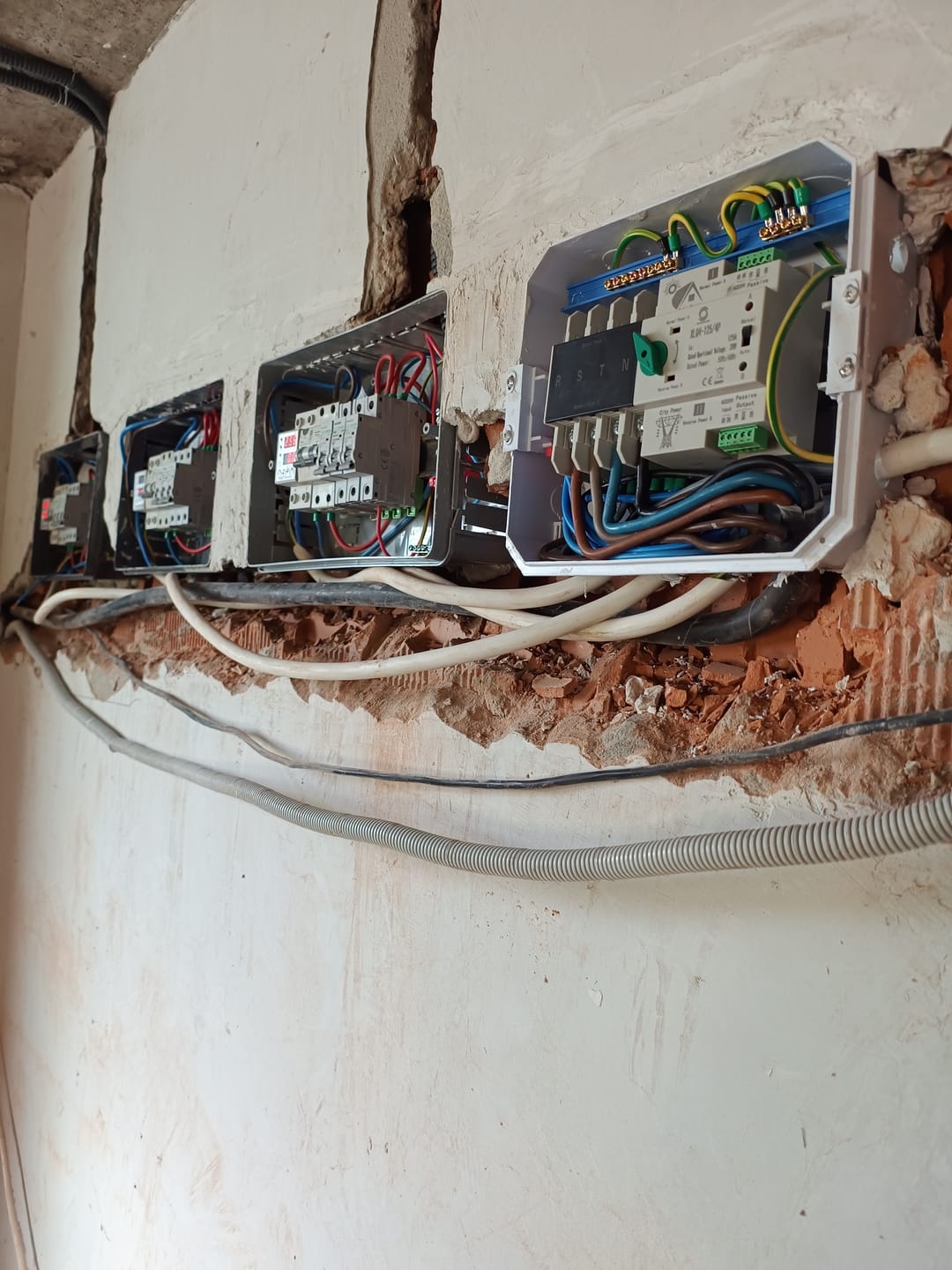 Customer photo review of Comutator de transfer automat trifazat pentru panouri fotovoltaice 230V 125A ATS