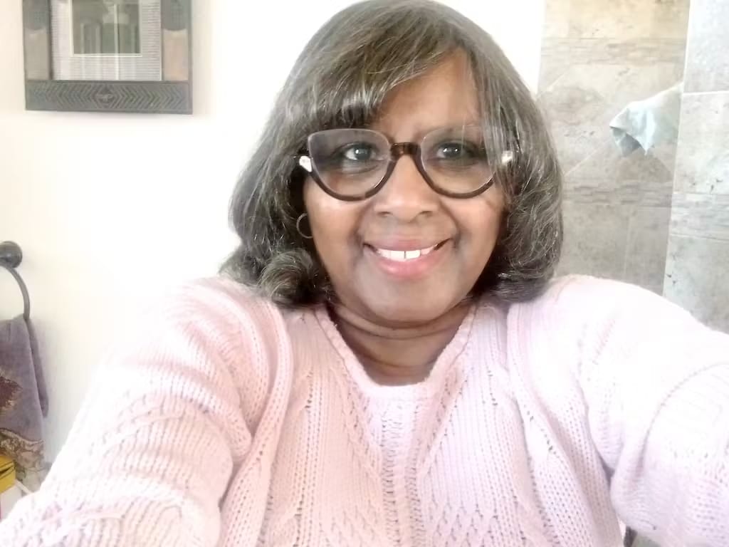 Customer photo review of Luvwin 5x5 Salt & Pepper Body Wave Glueless Bob Wig 100% Human Hair