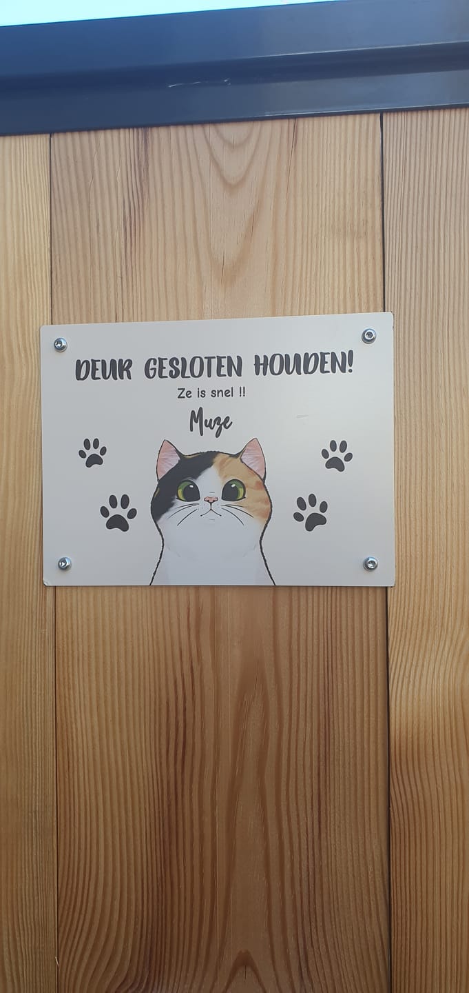 Customer photo review of Nieuwsgierige katten - Gepersonaliseerde deurbord