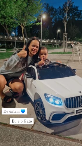 Reseña con foto de un cliente sobre Carro Elétrico para Criança MERCEDES GLC63S 4x4 12v Branco c/ RODAS DE BORRACHA & ASSENTO EM PELE