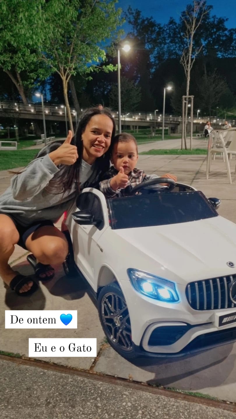 Customer photo review of Carro Elétrico para Criança MERCEDES GLC63S 4x4 12v Branco c/ RODAS DE BORRACHA & ASSENTO EM PELE