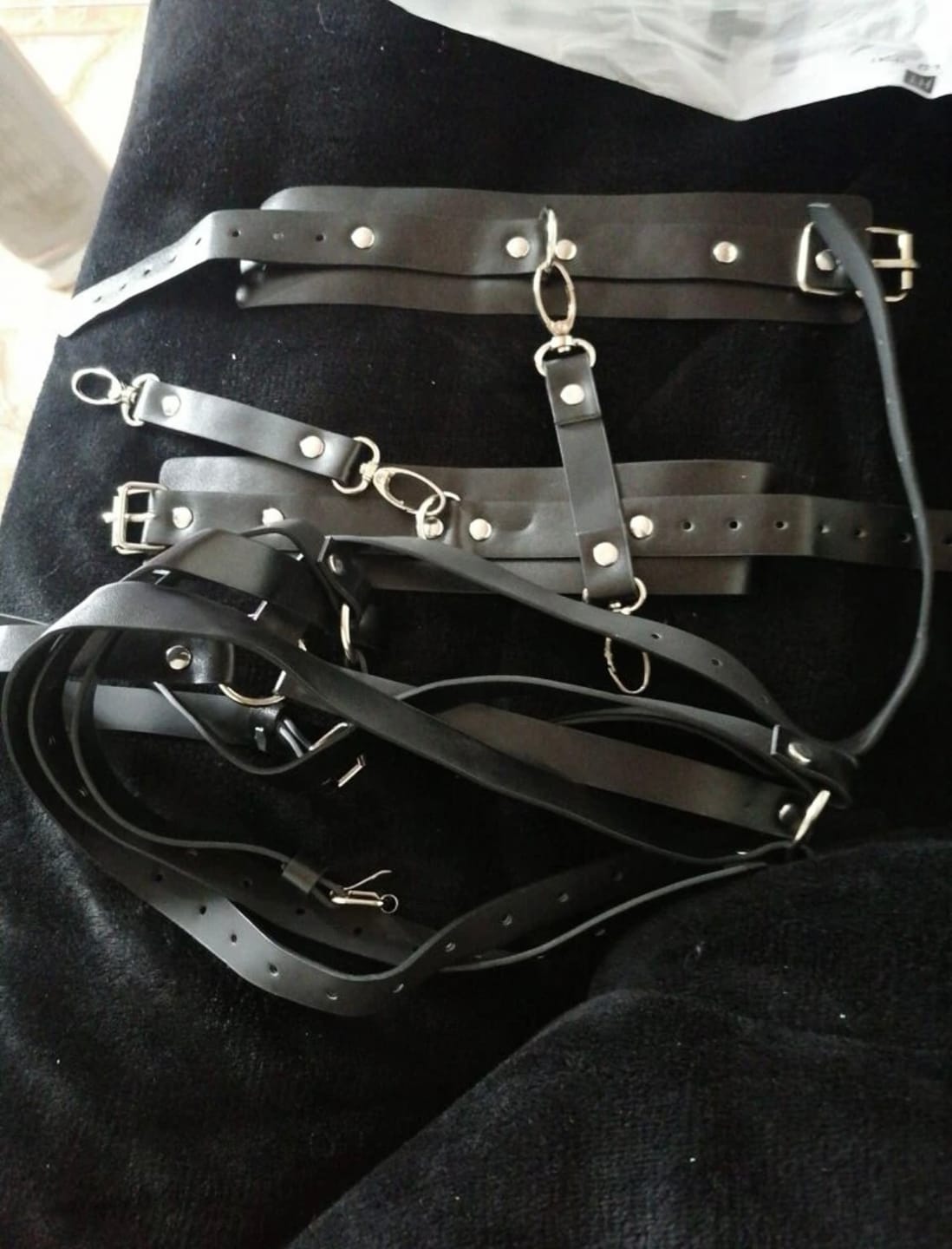 Customer photo review of Arnés Negro Con Esposas Ajustable