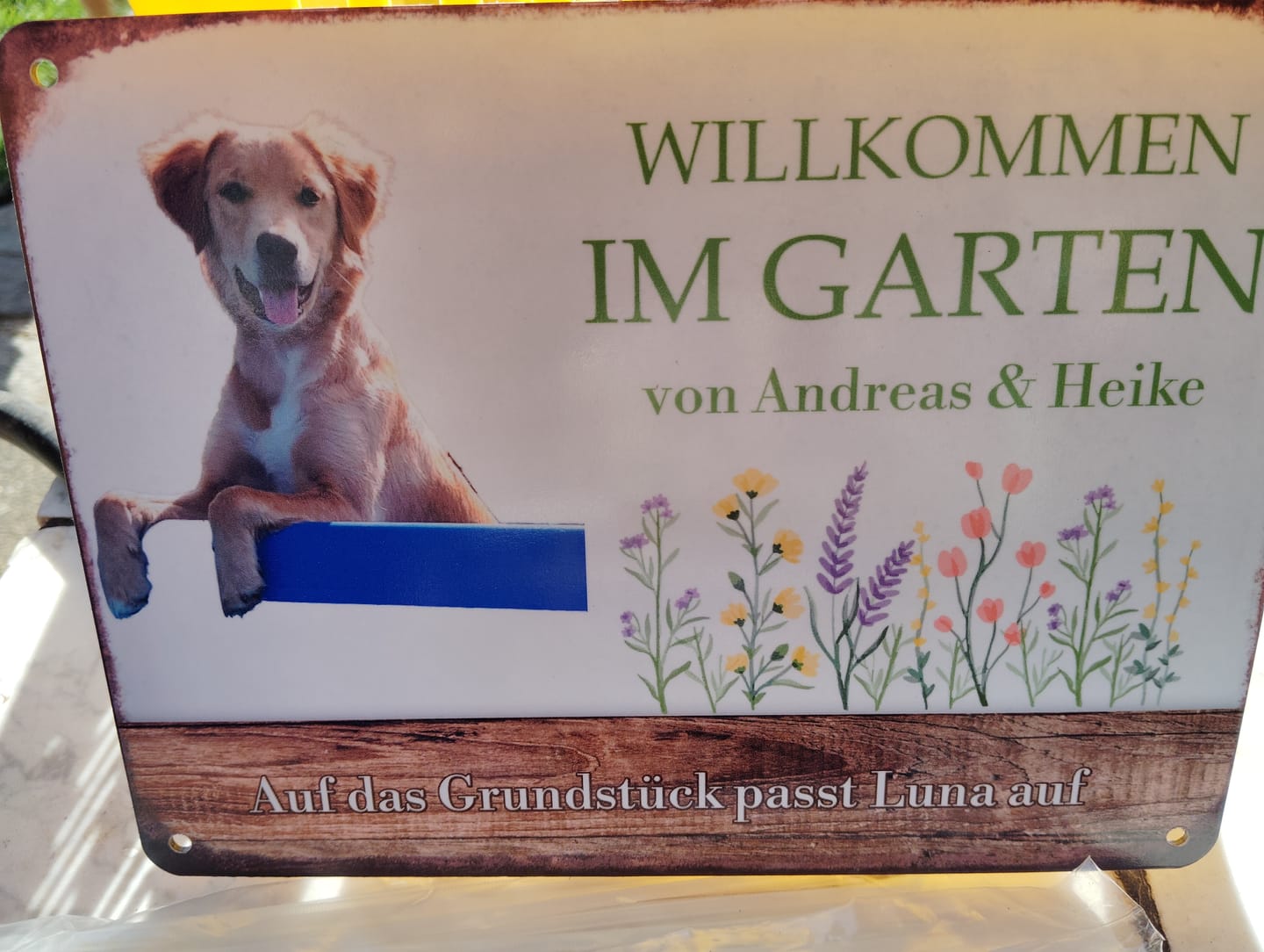 Customer photo review of Hunde Garten-Schild personalisiert mit Foto & Text (UV- und wetterfest)