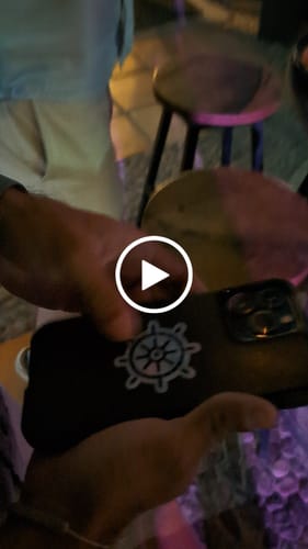 Customer video review of Stickers Holográficos