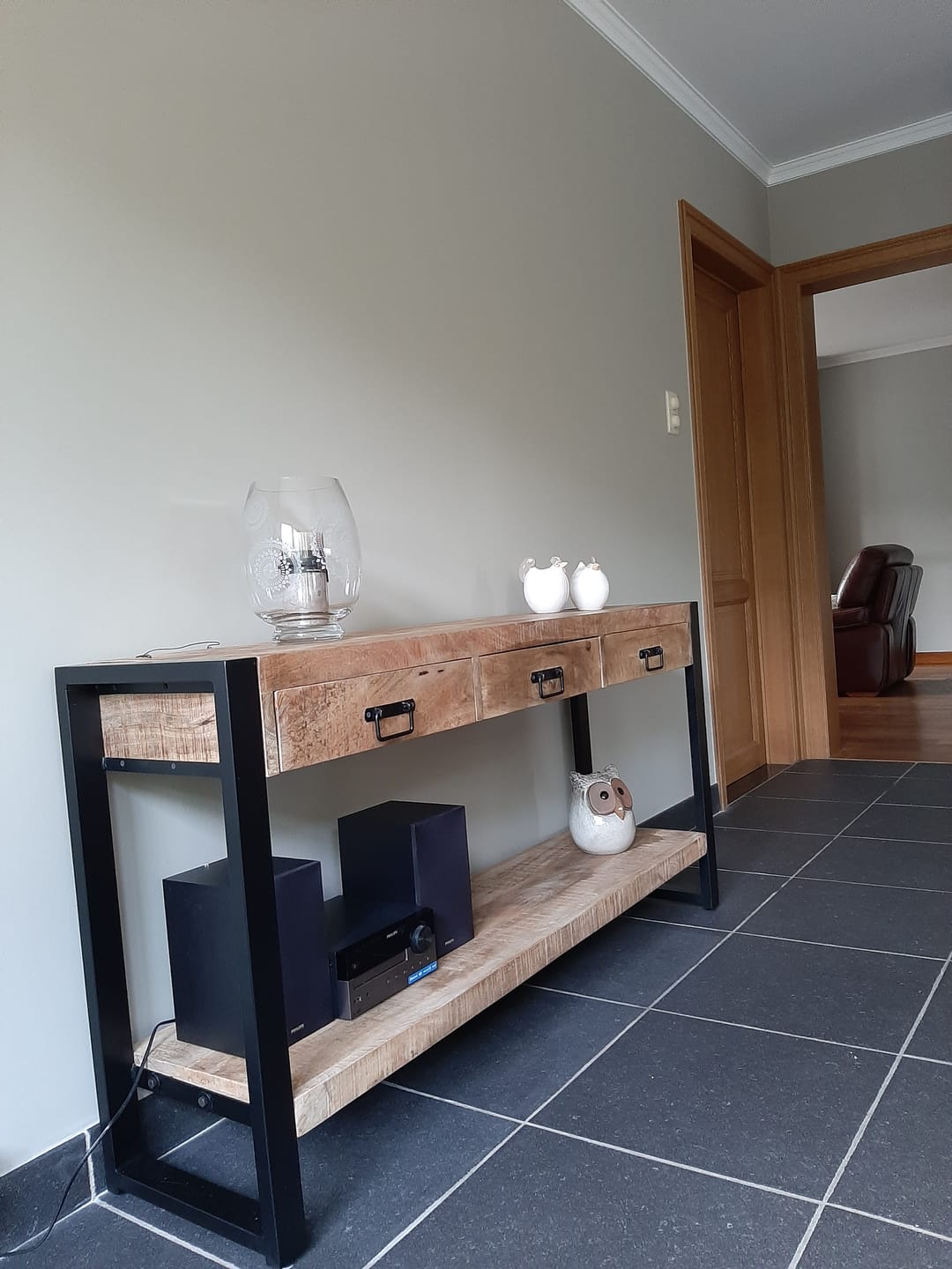 Customer photo review of Sidetable mangohout met lades en zwarte handgrepen | Mangohout en Staal | 150x35x76cm