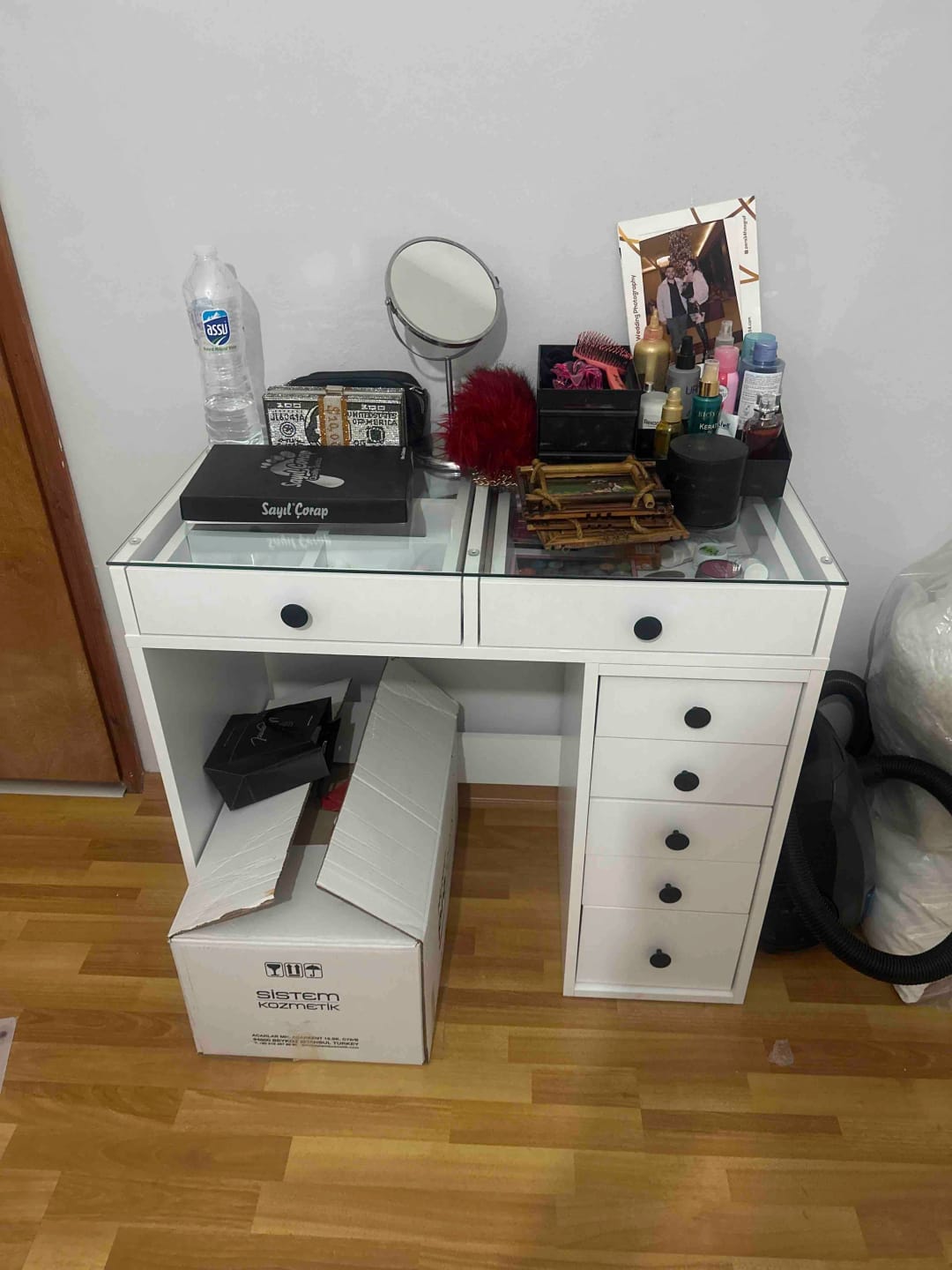 Customer photo review of Rani BJ107 Makyaj Tuvalet Masası 7 Çekmeceli Cam Tablalı Takı Düzenleyici Beyaz