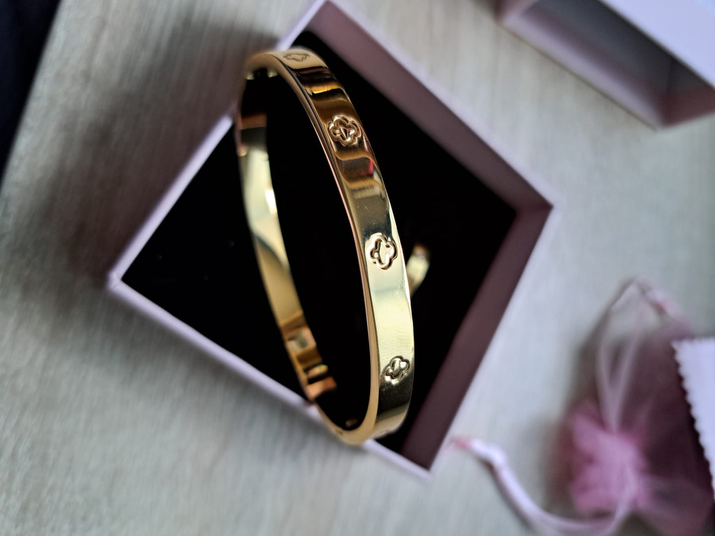 Customer photo review of Shine Clover Armreif | 18K vergoldet