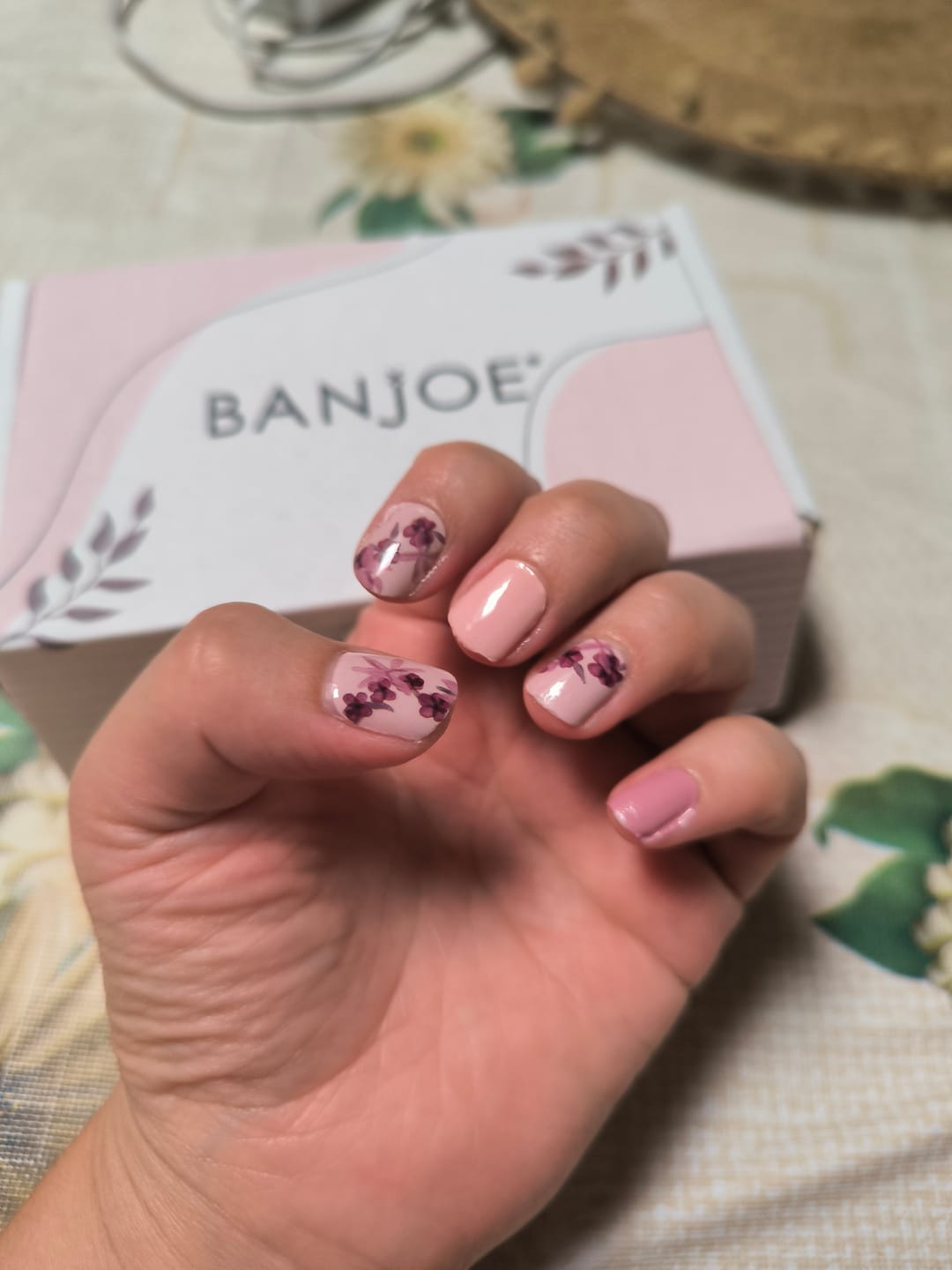 Customer photo review of Flores Burdeo | Stickers de Esmalte