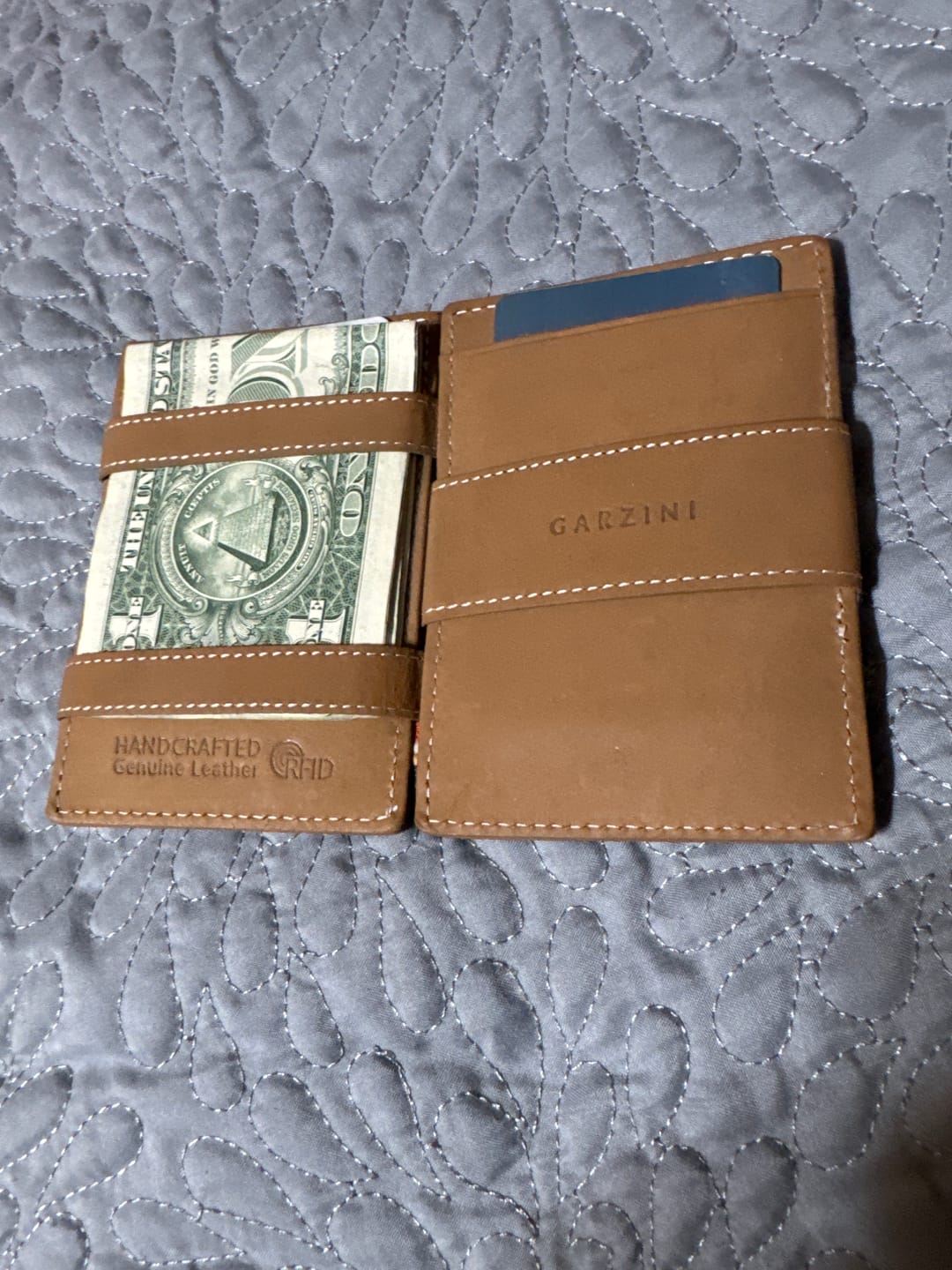 Customer photo review of Essenziale Magic Wallet