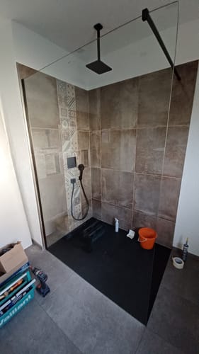 Customer photo review of SONNI Begehbare Dusche Duschabtrennung Duschwand 10mm Schwarz Duschabtrennung Duschkabine Nano ESG 80-140cm