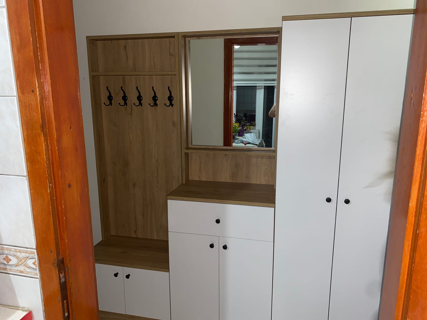 Customer photo review of Rani P6 Modern Çekmeceli Aynalı Raflı Portmanto Ayakkabılık Vestiyer Sepet Ceviz - Beyaz M2