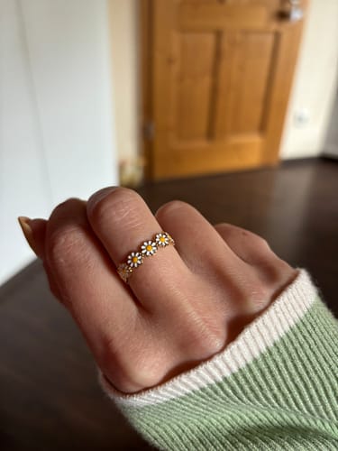 Customer photo review of Nereya Sunflower Ring 14K Vergoldet