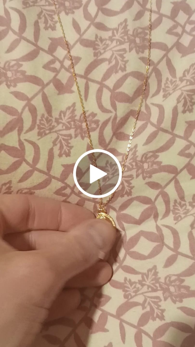 Customer video review of Collar Virgen María