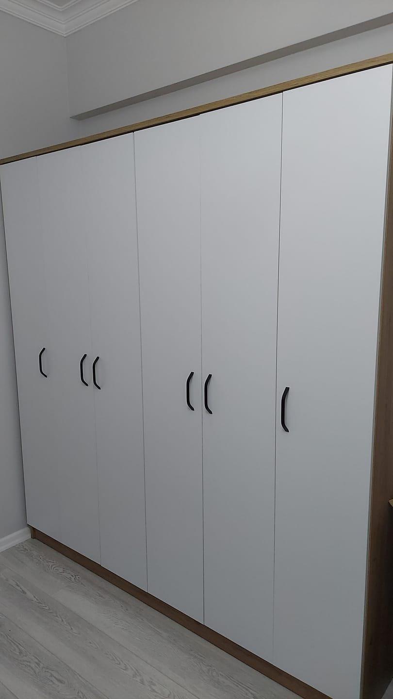 Customer photo review of Rani BA114 Geniş Gardırop Elbise Dolabı 6 Kapaklı 16 Raflı 2 Askılı Sepet Ceviz - Beyaz