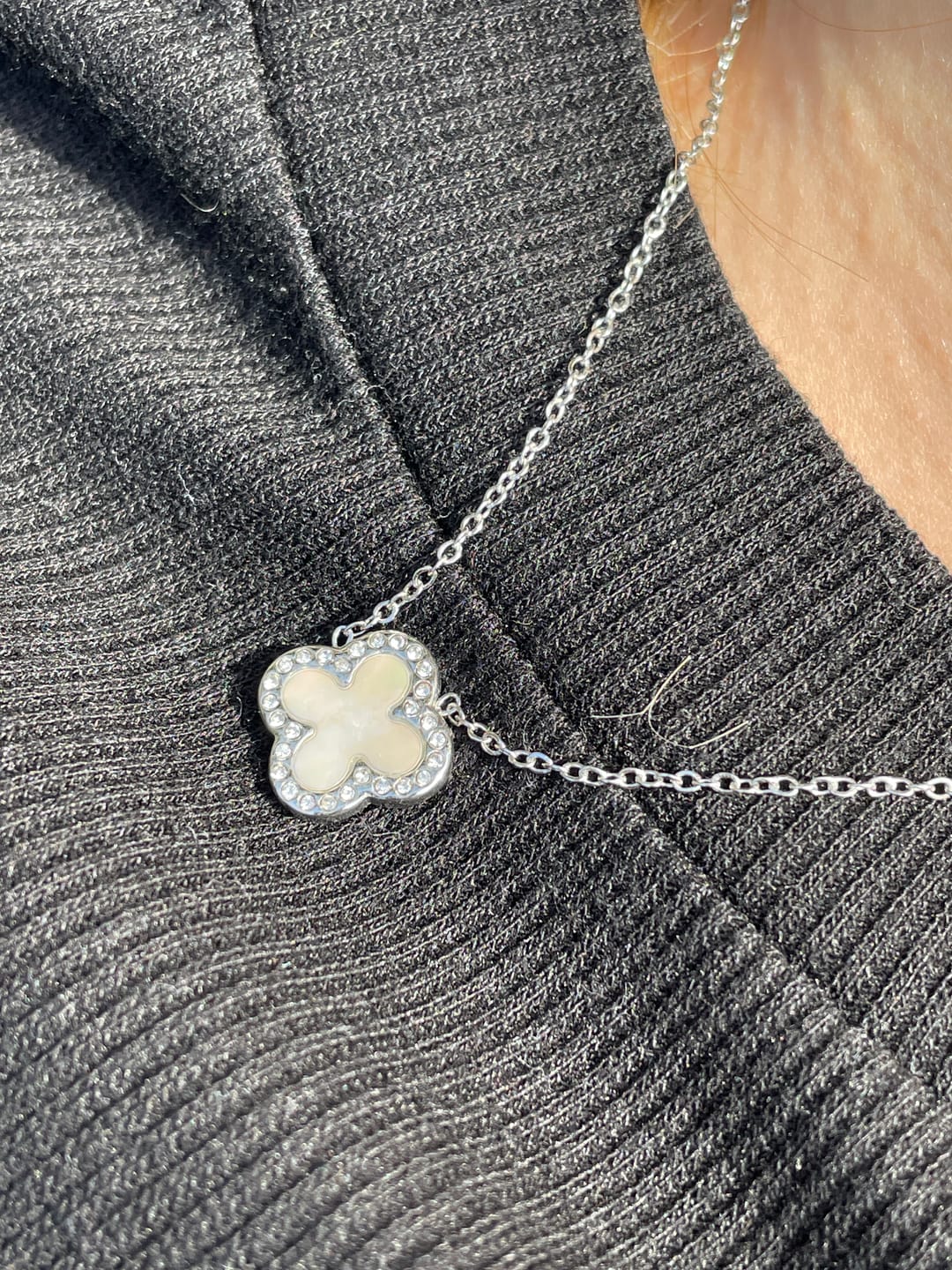 Customer photo review of Pave Perlmutt Lucky Leaf Kette 14K Vergoldet