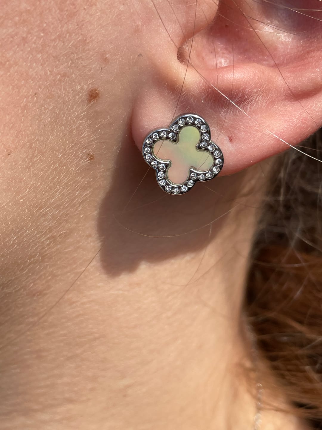Customer photo review of Pave Perlmutt Lucky Leaf Ohrstecker 14K Vergoldet