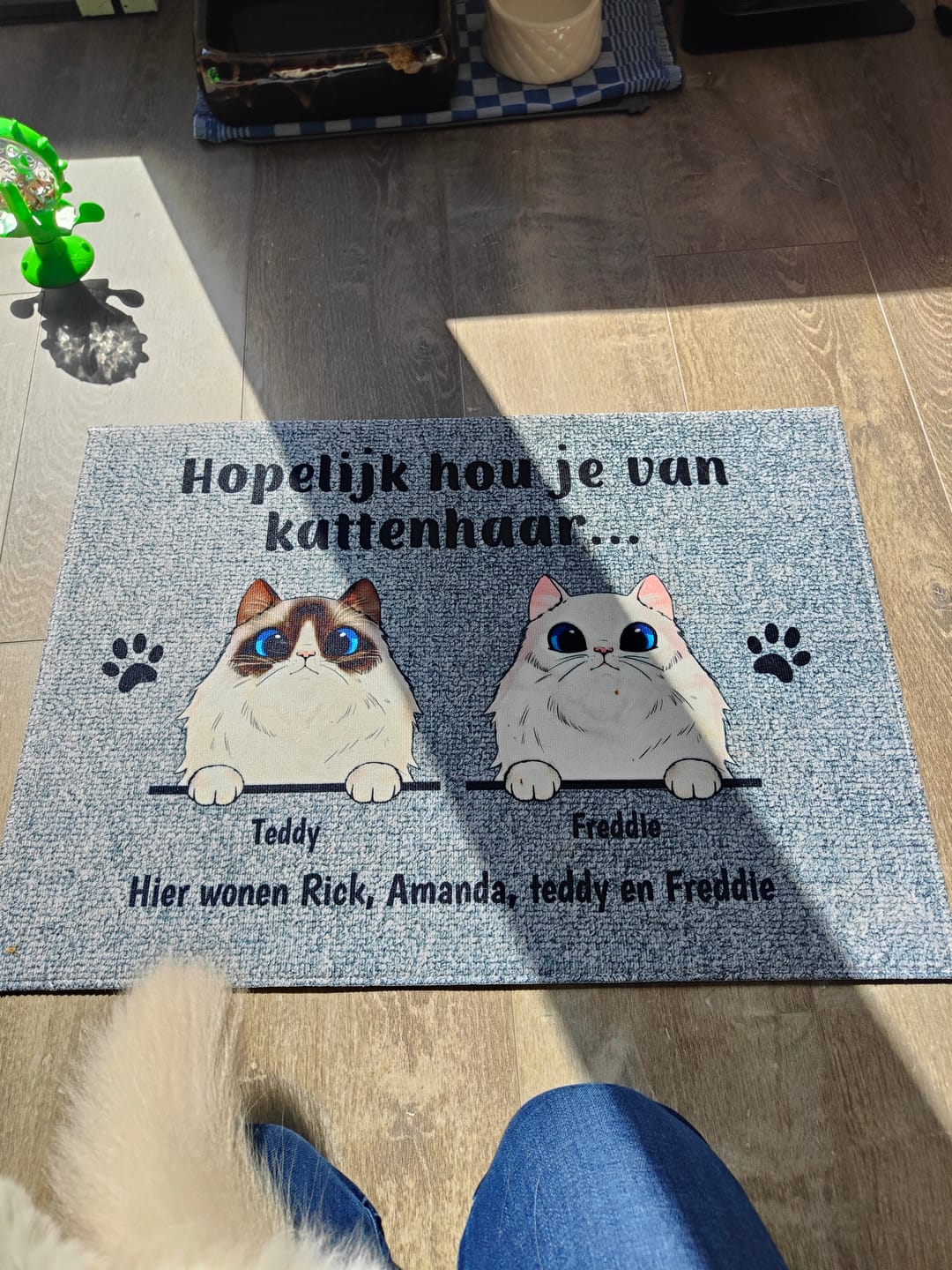 Customer photo review of Welkom bij nieuwsgierige katten - Gepersonaliseerde deurmat